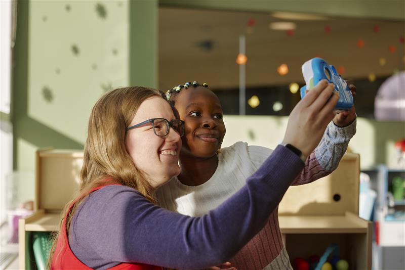 Temi and a volunteer taking a selfie