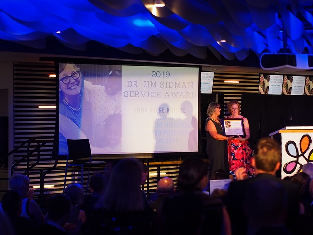 Children’s Minnesota RN Lora Stege Koppel receiving the award
