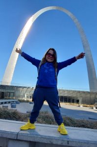 Sloan in front of St. Louis arch