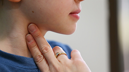 Tomar el pulso en el cuello del niño